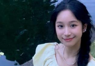51在线吃瓜苹果版：瘫在沙发上，外面是吃瓜的世界，我在这边慢慢享受