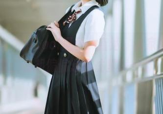 向“hlcool黑科”直达，大家都在避雷，我却偏偏想再往里踩一脚。