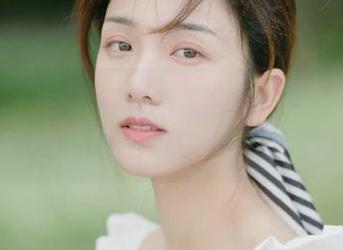 谁说网红明星高高在上?“黑料吃瓜网”给你找了新线路。